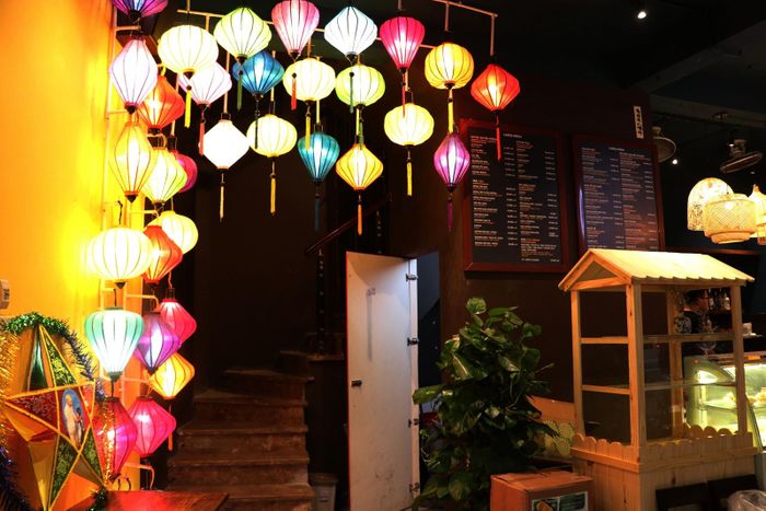 Đèn lồng xuất hiện mọi không gian như quán cà phê, tiệm làm tóc…