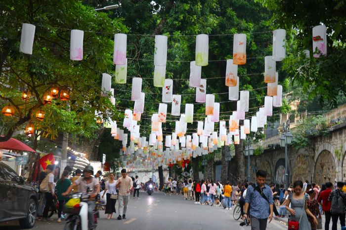 Nếu ban ngày phố bích họa năng động và tràn đầy năng lượng.