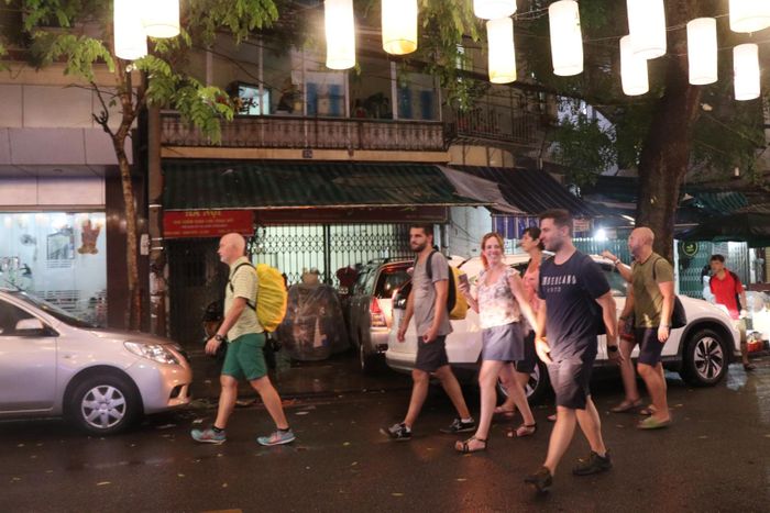 Du khách nước ngoài thích thú với không gian đậm chất Trung thu Việt.