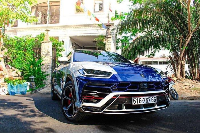  Xe từng được chủ nhân dán decal ba màu “Tricolor” Xanh Dương, Trắng và Đỏ. 