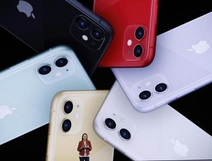  IPhone 11 được trang bị màn hình 6,1 inch công nghệ LCD, với thiết kế “tai thỏ” và hệ thống âm thanh Dolby Atmos để tăng cường chất lượng âm thanh trên sản phẩm. Sản phẩm có sẵn 6 màu để người mua có thể lựa chọn 