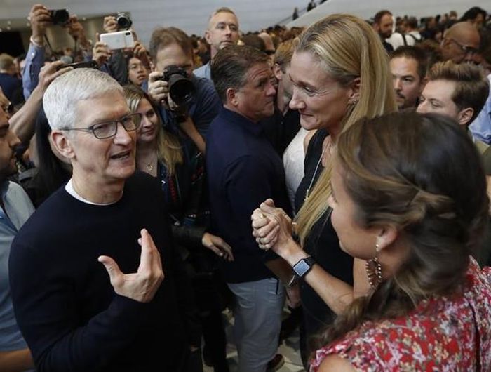  CEO Tim Cook nói chuyện với người tham dự buổi ra mắt sản phẩm mới của Apple 