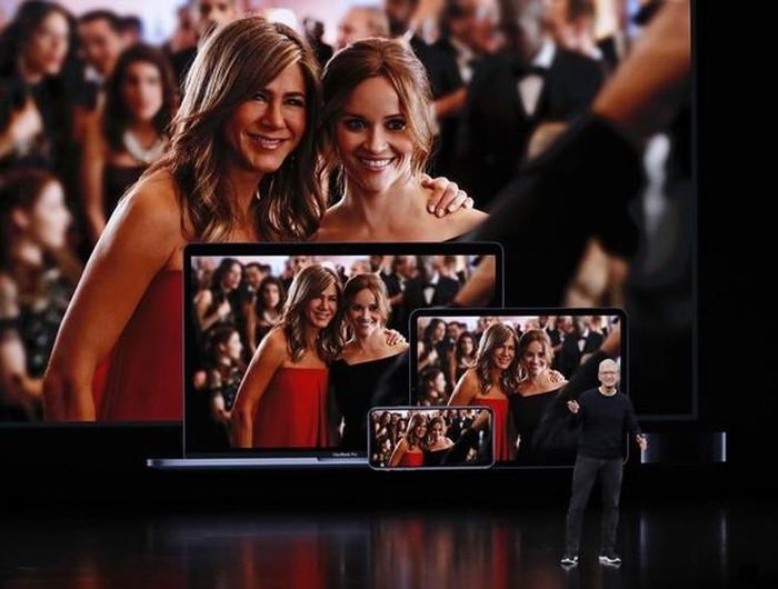  Apple hợp tác với đạo diễn nổi tiếng Steve Spielberg và nhiều ngôi sao nổi tiếng khác của Hollywood như Reese Witherspoon, Jennifer Aniston, Steve Carell... để phát triển nội dung cho dịch vụ Apple TV+ 