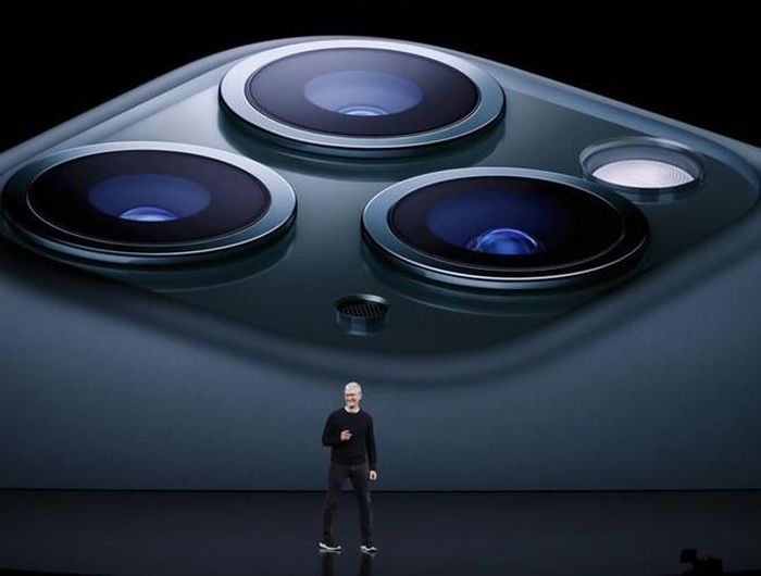  Trong 3 "siêu phẩm" iPhone 11 ra mắt lần này, bộ đôi iPhone 11 Pro và iPhone 11 Pro Max có 3 camera mặt sau, không xếp thẳng hàng mà xếp trong hình vuông mặt sau 
