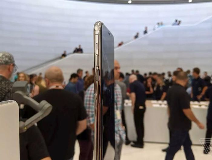  Khung viền kim loại sang trọng của iPhone 11 Pro cũng là một bước cải tiến mới lần này. 