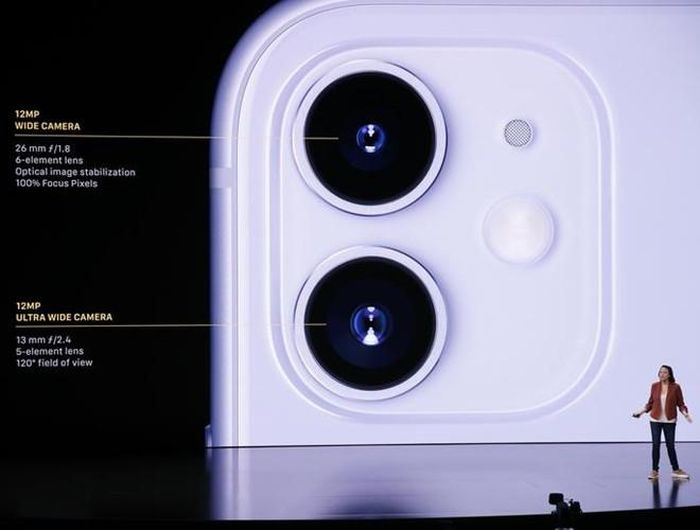  IPhone 11 là một trong những sản phẩm được mong chờ nhất lần này. IPhone 11 có 2 camera độ phân giải 12 megapixel đặt trong hình vuông ngay ngắn phía sau, bao gồm camera chính với khẩu độ f/1.8 và camera góc rộng f/2.4. Camera góc rộng còn hỗ trợ zoom quang học 2x 