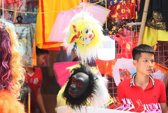 Đặc biệt, những loại mặt nạ ghê rợn cũng được bày bán tràn lan khắp phố Hàng Mã.