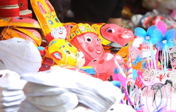 Những chiếc mặt nạ là thủ công truyền thống vẫn được bán đều trong dịp Tết Trung thu.