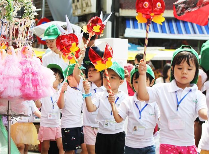 Nhiều học sinh mầm non hào hứng với đồ chơi Trung thu.