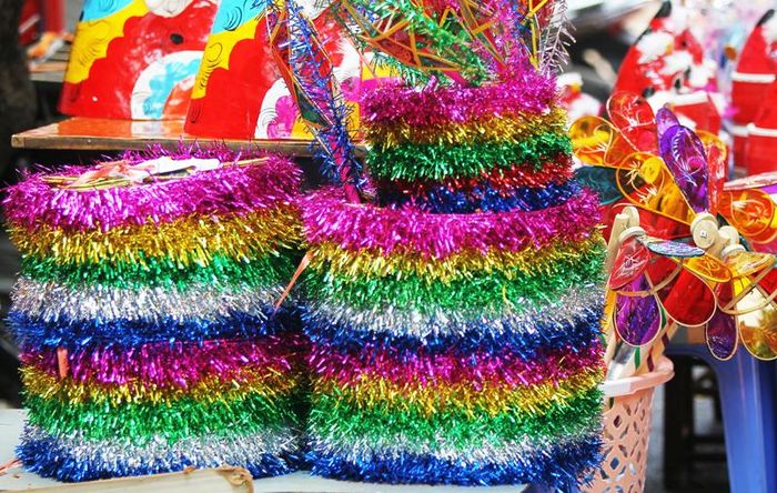 Ngoài ra, những dây kim tuyến trang trí với nhiều màu sắc cũng được sử dụng chất liệu nilon.