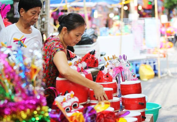 Bên cạnh đó là mặt hàng trống, đầu lân cũng được làm theo thủ công được bán với giá từ 50.000 đồng đến 70.000 đồng.