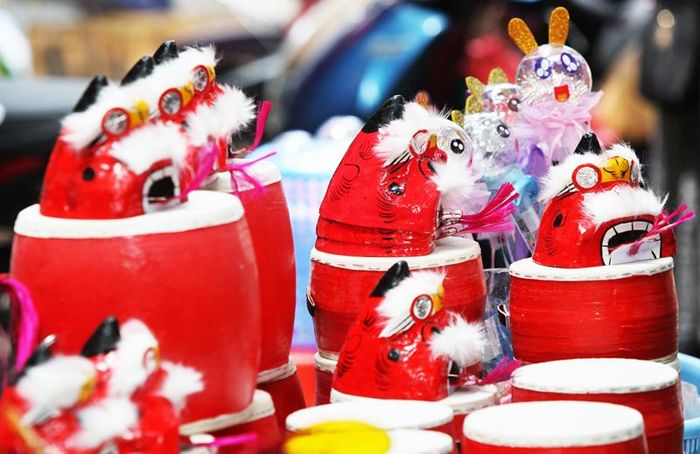 Những món đồ chơi truyền thống như: Trống, đèn ông sao, đèn lồng, mặt nạ, đồ trang trí... được treo bán khắp con phố.
