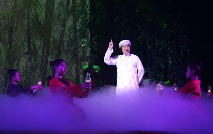 NSND Minh Vương - vai cụ Phó bảng Nguyễn Sinh Sắc - trong vở “Tổ quốc nơi cuối con đường”. (Ảnh: Ninh Lộc)