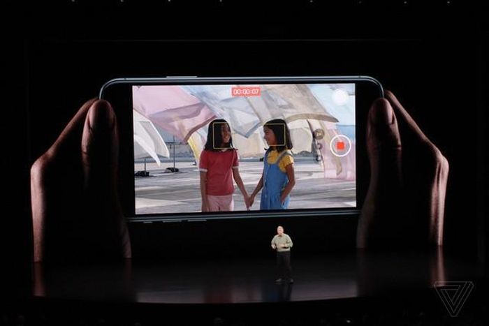 Đặc biệt, người dùng có thể chụp ảnh hoặc quay phim đồng thời bằng 2 ống kính trên iPhone.