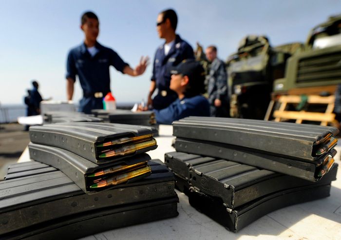 Hai cỡ đạn "kỳ phùng địch thủ" này cũng rất khác biệt nhau, trong khi viên đạn 7,62mm của Liên Xô là loại đạn có thể công phá mạnh, làm biến dạng mục tiêu thì viên đạn 5,56 mm với tốc độ cao hơn sẽ vỡ tung hoặc xuyên thẳng qua sau khi va chạm. Nguồn ảnh: BI.