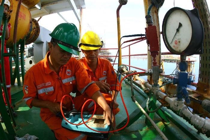  Kiểm tra thiết bị hệ thống đường ống dẫn dầu, khí trên Giàn CNTT số 2 