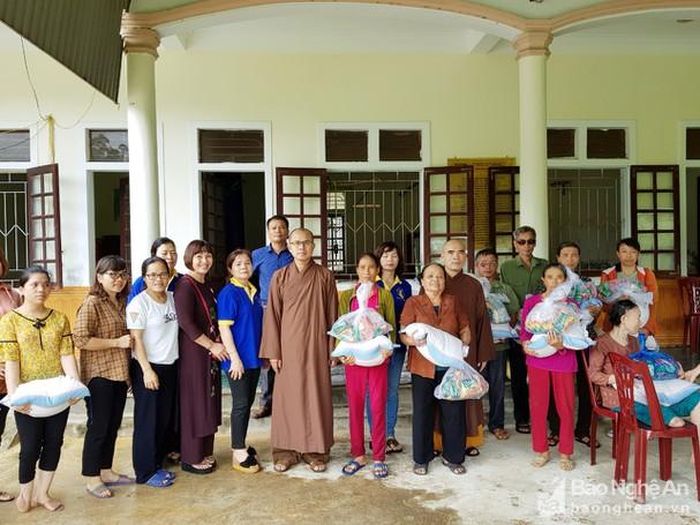 Trước đó đoàn đã trao 80 suất quà cho người khiếm thị tại Trung tâm người mù thị xã Thái Hòa.