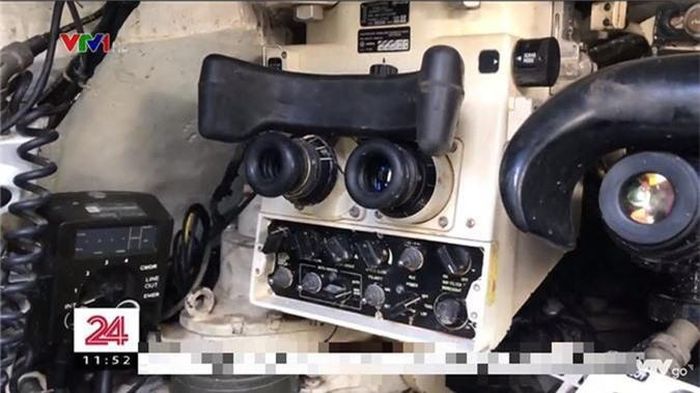  Theo đó, những hình ảnh cận cảnh về hệ thống ngắm của chiếc xe tăng T-54M đã được lộ diện. Căn cứ vào những hình ảnh này, có thể khẳng định đây là hệ thống ngắm TSGS-54BU do Tây Ban Nha sản xuất. Nguồn ảnh: VTV. 