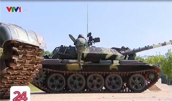  Ngoài các hệ thống kiểm soát hỏa lực, xe tăng T-54M còn tăng cường sức mạnh trên chiến trường với việc được trang bị thêm hệ thống giáp tiên tiến và hiện đại. Nguồn ảnh: VTV. 