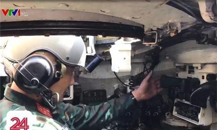  Hệ thống kiểm soát hỏa lực TIFCS-3BU bao gồm kính ngắm ảnh nhiệt ngày và đêm, có thể giúp kíp chiến đấu xác định được mục tiêu trong đêm tối một cách dễ dàng và khai hỏa chính xác. Nguồn ảnh: VTV. 