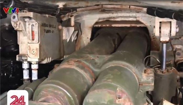  Thêm vào đó, khả năng ổn định kính ngắm cũng cho phép T-54M khai hỏa chính xác khi vừa bắn vừa di chuyển. Ngoài hệ thống đo xa, sản phẩm này cũng bao gồm cả các cảm biến tinh vi nhằm tăng cường hiệu quả tiêu diệt mục tiêu khi bắn ở chế độ tự động. Nguồn ảnh: VTV. 