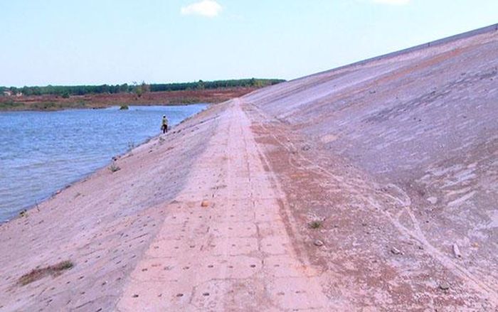 Thân đập hồ thủy lợi Gia Măng được xây dựng kiên cố