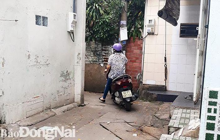 Một ngõ hẻm ở phường Quyết Thắng vừa nhỏ lại vừa quanh co khiến người đi xe máy phải rất chú ý quan sát nếu không sẽ đụng ngay người đi vào theo chiều ngược lại