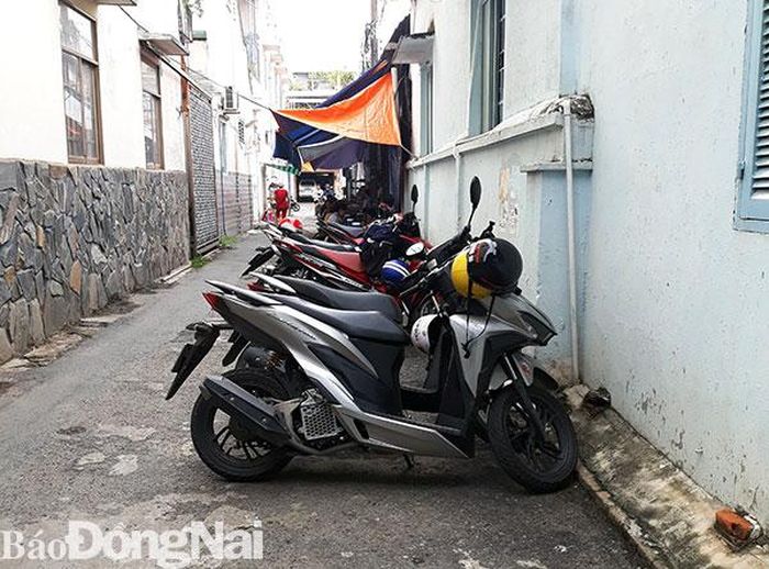 Hẻm không lớn nhưng người dân lấn chiếm, buôn bán quán ăn, dựng xe chiếm hết một nửa diện tích, gây ảnh hưởng đến người đi lại