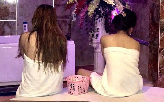Tiếp viên trong các cơ sở "massage vua" bị bắt quả tang khi có hành vi kích dục cho khách