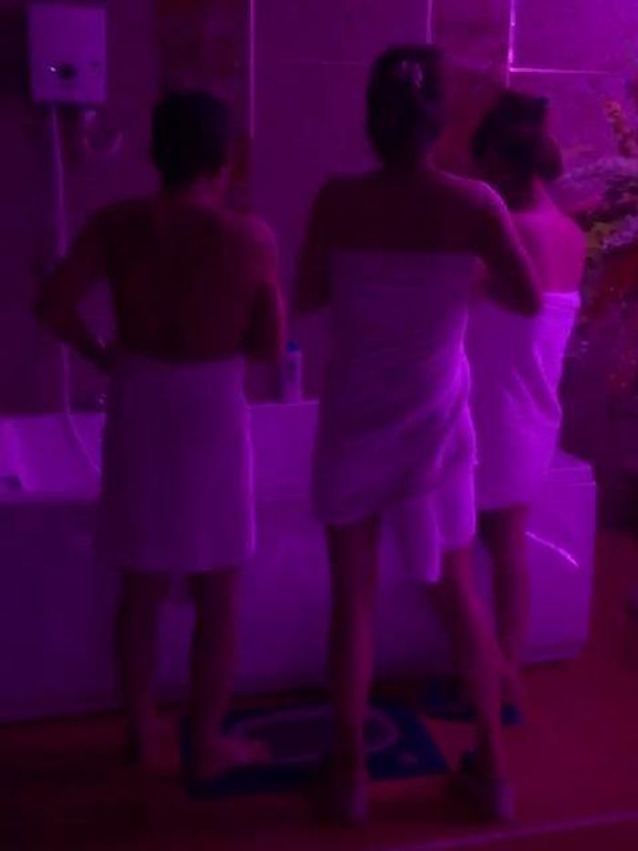 Một cơ sở "massage vua" với một khách nam và 2 tiếp viên, bị cơ quan chức năng phát hiện, xử lý