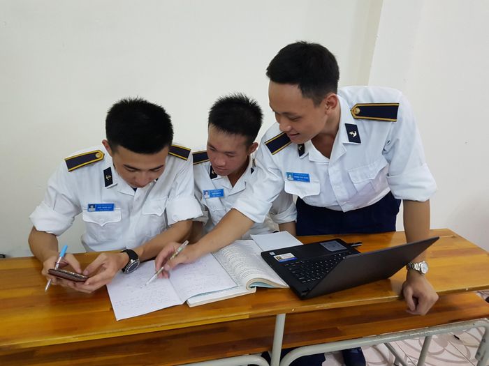 Thượng sĩ Trương Văn Thành (bên phải) trao đổi cùng các học viên.