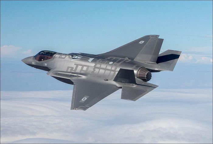 Tổng cộng phía Ba Lan sẽ mua 32 tiêm kích F-35 với tổng giá trị hợp đồng lên tới 6,5 tỷ USD - tương đương với khoảng 200 triệu USD cho một chiếc - đắt hơn gấp đôi so với mức giá lý thuyết của các chiến đấu cơ F-35 phiên bản F-35A. Nguồn ảnh: BI.
