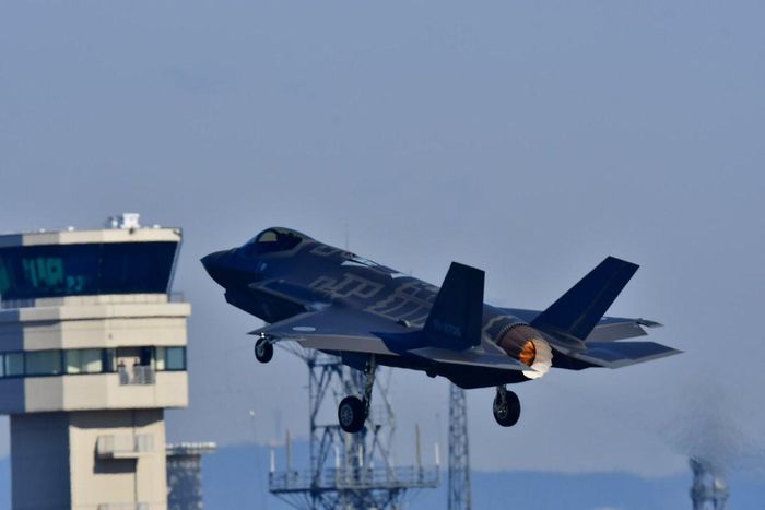 Nhiều chuyên gia quân sự nhận định, rất có khả năng các tiêm kích F-35 mà Mỹ quyết định bán cho Ba Lan đã được tính toán để chuyển giao cho Thổ Nhĩ Kỳ, tuy nhiên do Ankara quyết mua tên lửa S-400 từ Nga và bị mất quyền mua F-35, Ba Lan nghiễm nhiên "đắc lợi" khi được đưa vào vị trí thay thế cho Thổ Nhĩ Kỳ. Nguồn ảnh: BI.