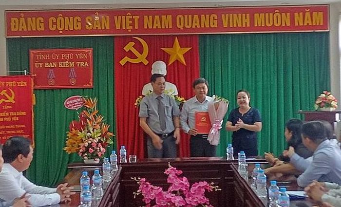 Lãnh đạo tỉnh Phú Yên trao quyết định và chúc mừng ông Đỗ Thái Phong