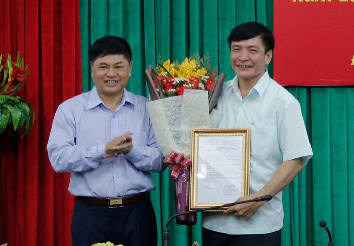 Phó Bí thư Thường trực Tỉnh ủy Đắk Lắk Phạm Minh Tấn trao quyết định và chúc mừng ông Bùi Văn Cường