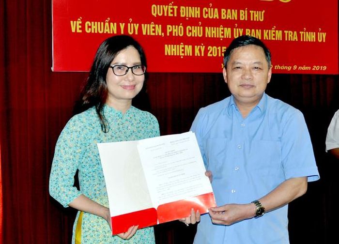 Phó Bí thư Thường trực Tỉnh ủy Yên Bái Dương Văn Thống trao quyết định và chúc mừng bà Vương Thị Thanh Lâm
