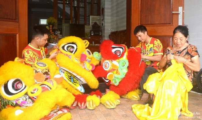 Đội múa lân sư rồng chuẩn bị trước giờ biểu diễn. Ảnh: Thanh Phúc