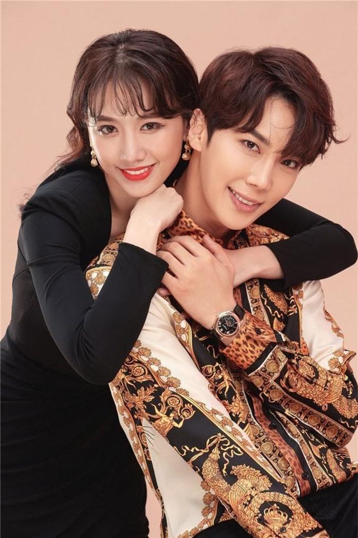 Nếu Park Jung Min vẫn giữ phong cách lãng tử Hàn Quốc quen thuộc thì Hari Won lại mang đến hình ảnh biến hóa với các set trang phục đa dạng, từ váy ngắn cho đến trang phục kết hợp áo khoác dáng dài cá tính.