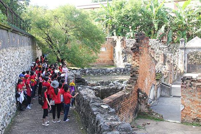 Giáo dục truyền thống cho các em thiếu nhi tại Di tích Quốc gia đặc biệt Nhà tù Sơn La.
