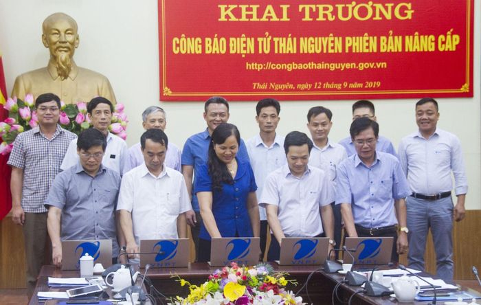 Các đại biểu bấm nút khai trương phiên bản nâng cấp Công báo điện tử Thái Nguyên
