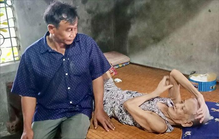 Ông Nguyễn Chính thăm cụ bà Lê Thị Yến