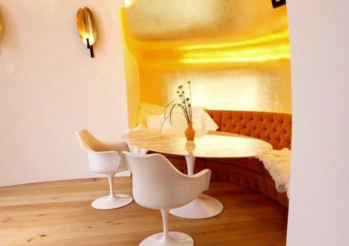  Nổi bật nhất có lẽ là phòng ăn sáng ở tầng trên mặt đất có tường trang trí bằng vàng 24 karat. (Ảnh: Senada Adzem / Vimeo) 