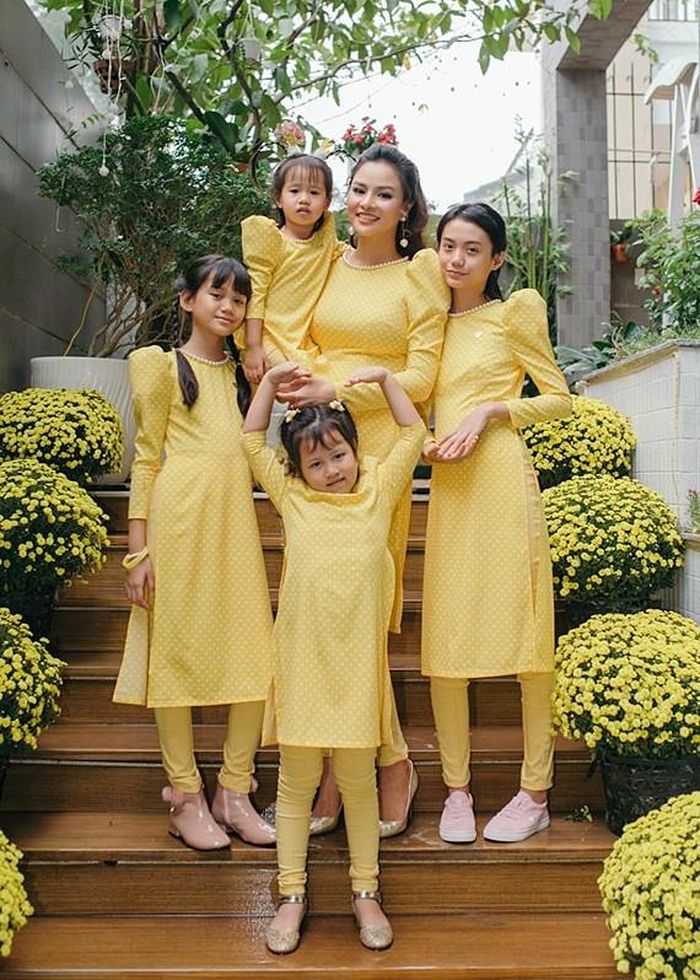 Vũ Thu Phương bên hai con đẻ và hai con riêng của chồng.