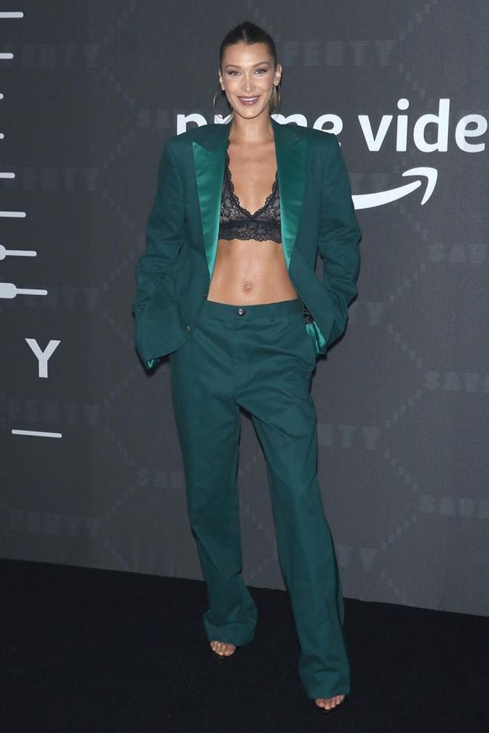 Chân dài Bella Hadid thường trực trong danh sách những sao nữ mặc táo bạo và gợi cảm nhất. Cô không bỏ qua xu hướng đưa áo ngực lên thảm đỏ gần đây. Trong ảnh, Hadid chọn mẫu bralette từ chất liệu ren màu đen vô cùng quyến rũ.