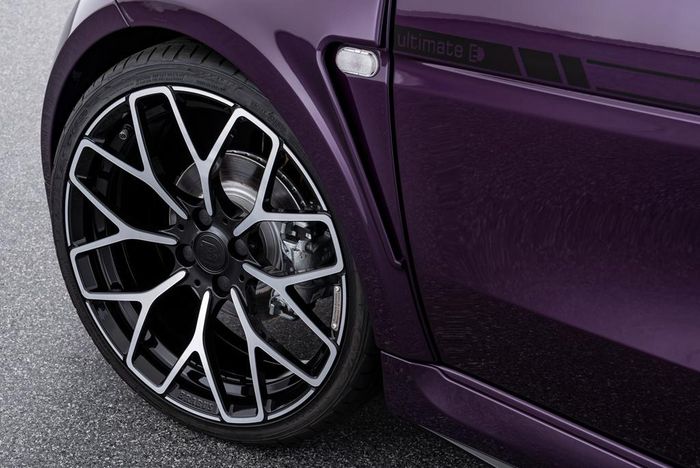 Sức mạnh của Brabus Ultimate E được nâng lên 91 mã lực, mô-men xoắn 180 Nm. Xe tăng tốc 0-100 km/h trong 10,9 giây, tốc độ tối đa 130 km/h. 