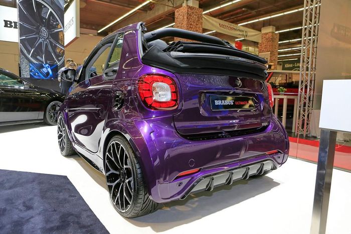 Trái với mẫu xe độ Brabus tập trung nâng cấp sức mạnh và tối ưu khí động học, Brabus Ultimate E chủ yếu nâng cấp ngoại hình. Phần tối ưu động cơ vẫn có nhưng rất ít. 