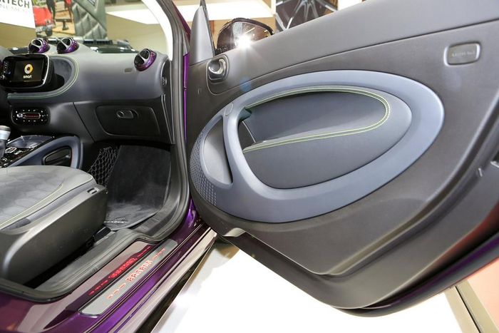 Brabus Ultimate E chỉ được sản xuất 28 chiếc, giá khởi điểm tại Đức là 65.019 USD (đã gồm 19% thuế VAT). Đây là mức giá rất cao, hơn cả gấp đôi mẫu xe nguyên bản Smart EQ ForTwo Cabrio (từ 29.000 USD). 