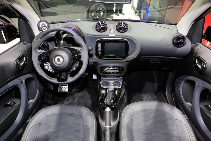Khoang lái Brabus Ultimate E được bọc da Mastik, ghế ngồi bọc vải Alcantara cao cấp với chỉ khâu tương phản màu xanh. Bàn đạp ga và phanh làm bằng nhôm, cần số đóng nhãn Brabus, bệ cửa phát sáng ấn tượng. 