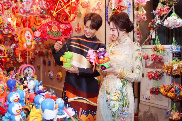 Hari Won cho biết giữa cô và tài tử Hàn tìm được điểm chung vì có cùng tính cách hài hước và hợp ý về quan điểm làm việc. Nữ ca sĩ trong thời gian hợp tác cũng tranh thủ dẫn Park Jung Min tham quan nhiều thắng cảnh và thưởng thức các món ăn ngon của Việt Nam