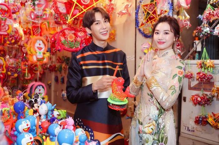 Nếu Hari Won diện áo dài cầu kỳ như một khu vườn hoa thì tài tử Park Jung Min lịch lãm với hoa văn bản lớn lấy cảm hứng từ họa tiết trống đồng. Được biết, áo dài của thành viên nhóm SS501 là quà tặng của Hari Won để kỷ niệm lần hợp tác trong phim điện ảnh này.